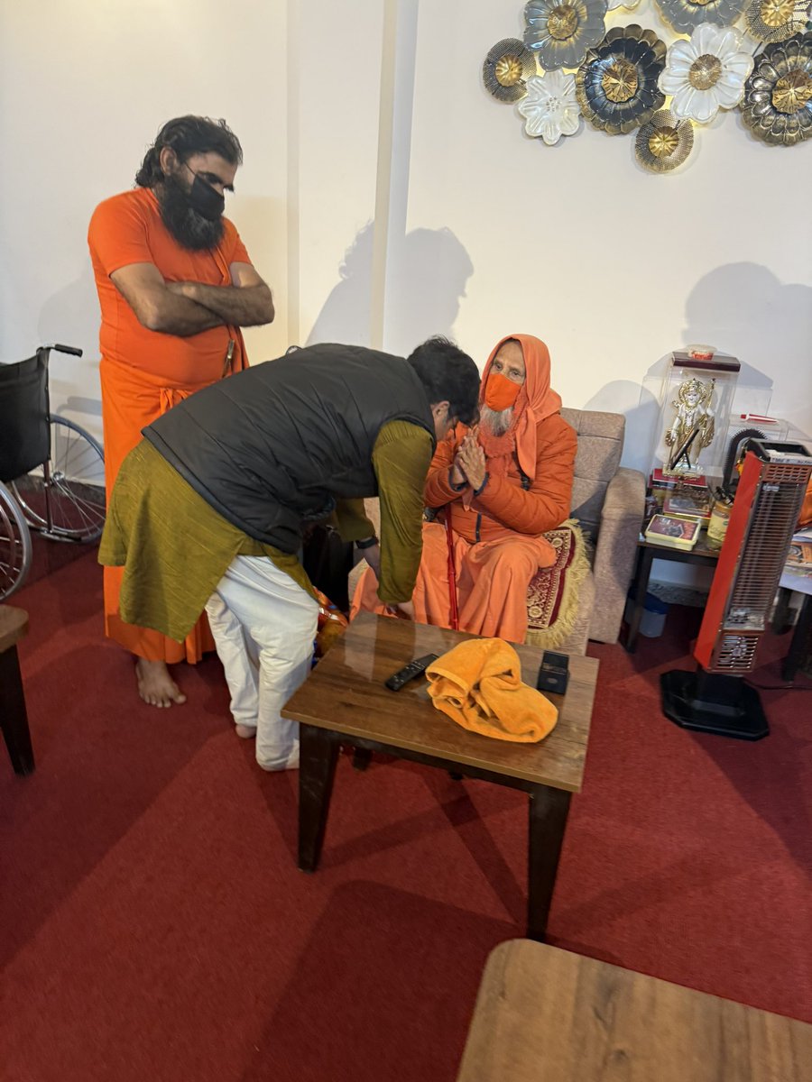 SriAvinashKr's tweet photo. कल हरिद्वार की पावन धरा पर सनातन परंपरा का दिव्य साक्ष्य 🙏
वरिष्ठ महामंडलेश्वर श्री पंच दशनाम जूना अखाड़ा के पूज्य अर्जुन पुरी जी महाराज के ब्रह्मलीन होने उपरांत षोडशी संस्कार संपन्न हुआ।
कामेश्वर पुरी जी महाराज का उत्तराधिकारी रूप में विधिवत स्थान-स्थापन, संत समाज का सान्निध्य और आशीर्वाद—अविस्मरणीय क्षण।

जय सनातन 🚩
जय जूना अखाड़ा 🕉️

#Haridwar #SanatanDharma #JunaAkhada #Mahamandaleshwar #SantSamaj