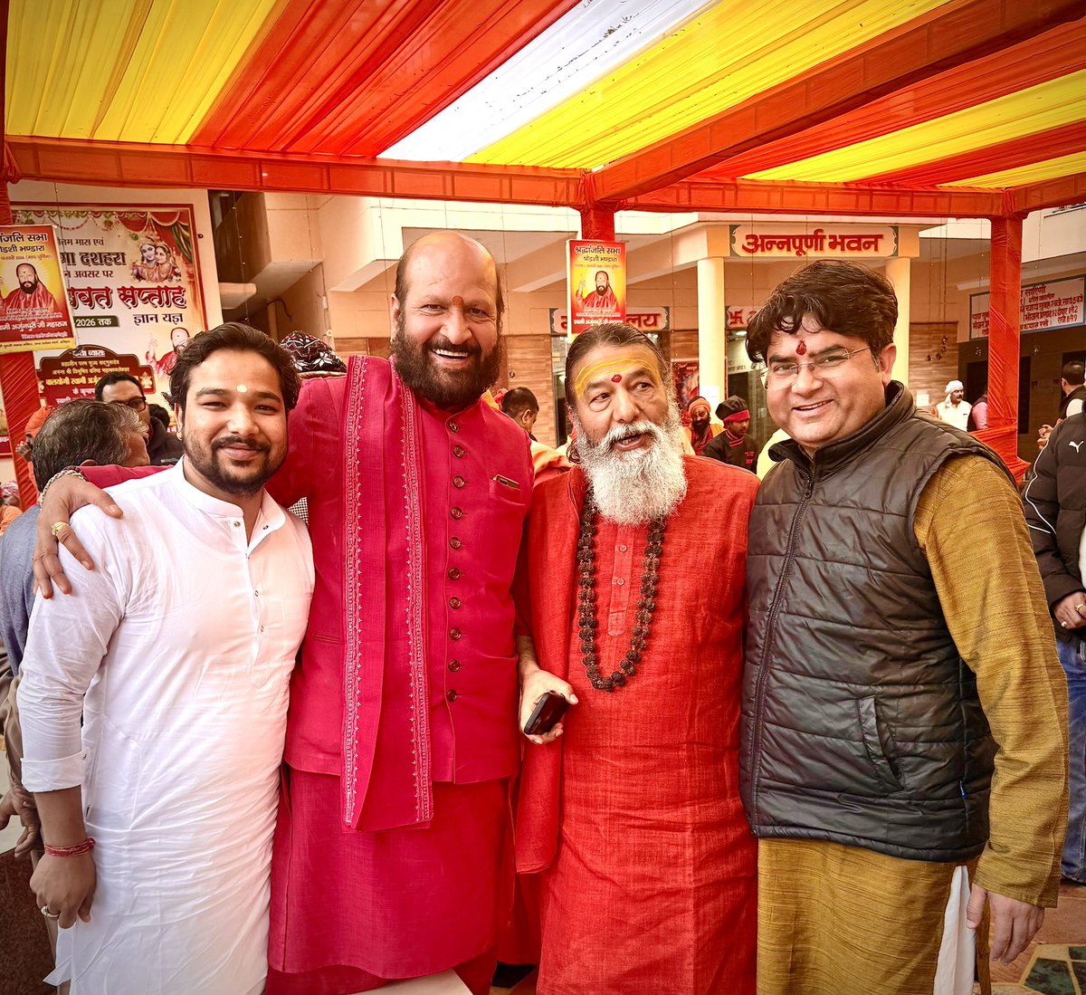SriAvinashKr's tweet photo. कल हरिद्वार की पावन धरा पर सनातन परंपरा का दिव्य साक्ष्य 🙏
वरिष्ठ महामंडलेश्वर श्री पंच दशनाम जूना अखाड़ा के पूज्य अर्जुन पुरी जी महाराज के ब्रह्मलीन होने उपरांत षोडशी संस्कार संपन्न हुआ।
कामेश्वर पुरी जी महाराज का उत्तराधिकारी रूप में विधिवत स्थान-स्थापन, संत समाज का सान्निध्य और आशीर्वाद—अविस्मरणीय क्षण।

जय सनातन 🚩
जय जूना अखाड़ा 🕉️

#Haridwar #SanatanDharma #JunaAkhada #Mahamandaleshwar #SantSamaj