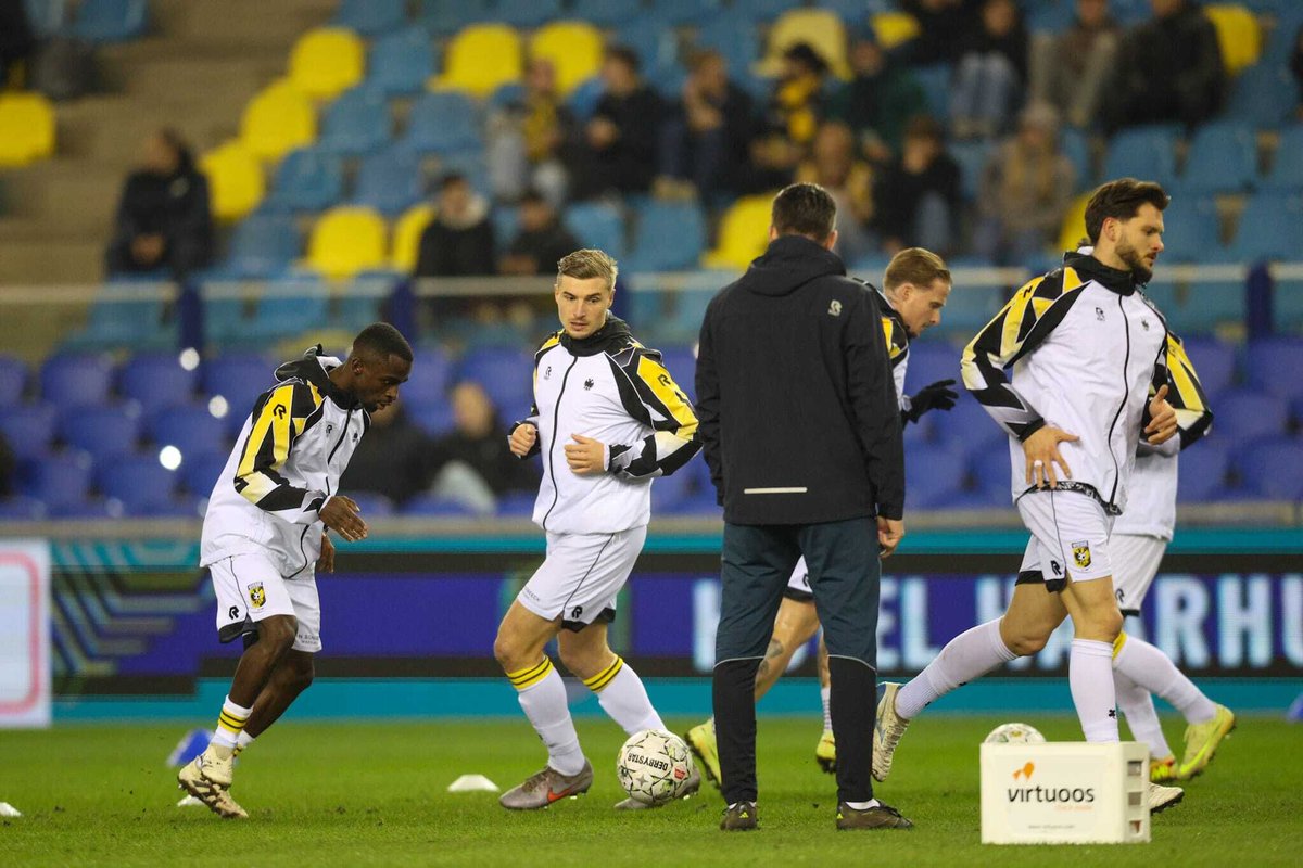 SVVitesse's tweet photo. Warming-up 🔥🦅

#Vitesse #Vitfce https://t.co/bJ4J8QQCXW