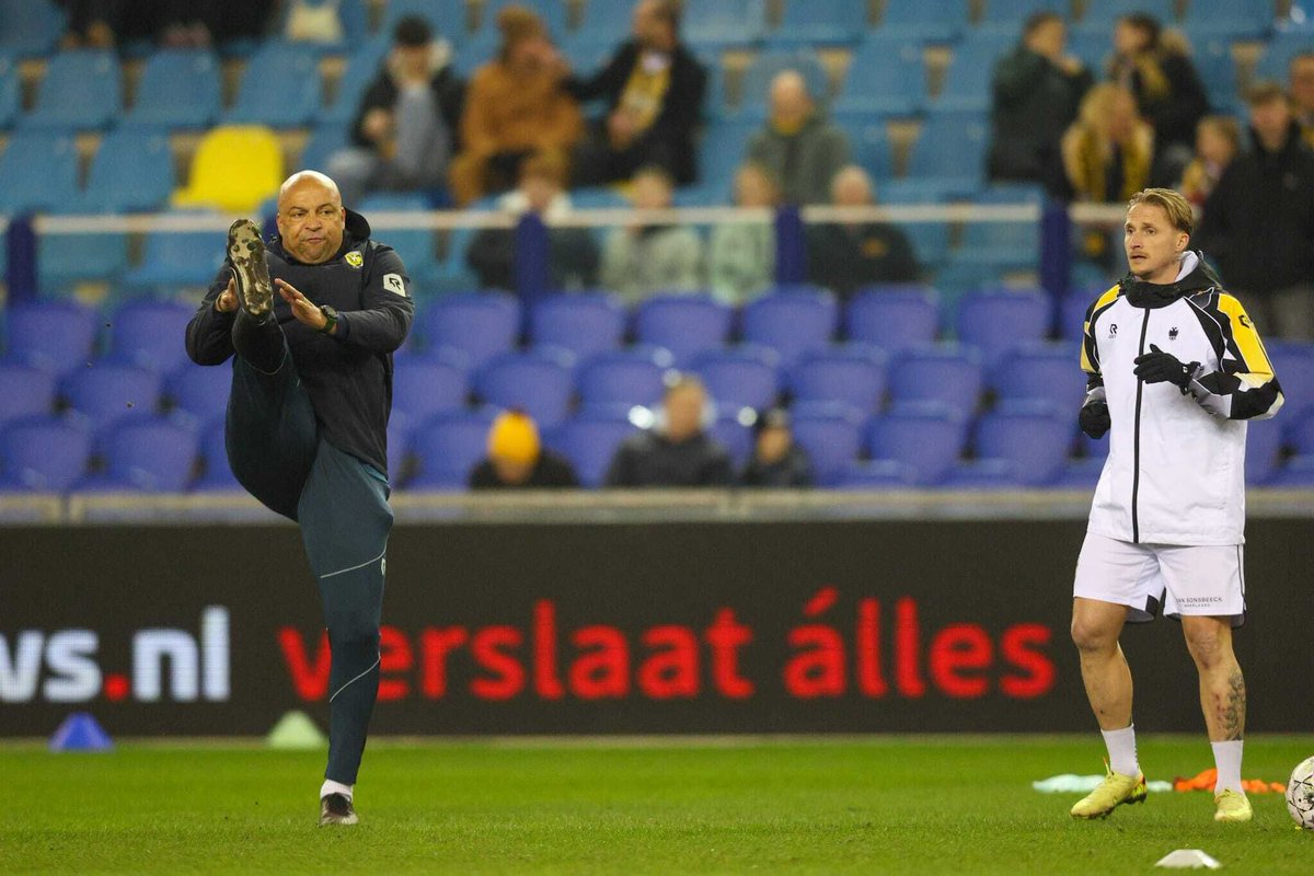 SVVitesse's tweet photo. Warming-up 🔥🦅

#Vitesse #Vitfce https://t.co/bJ4J8QQCXW