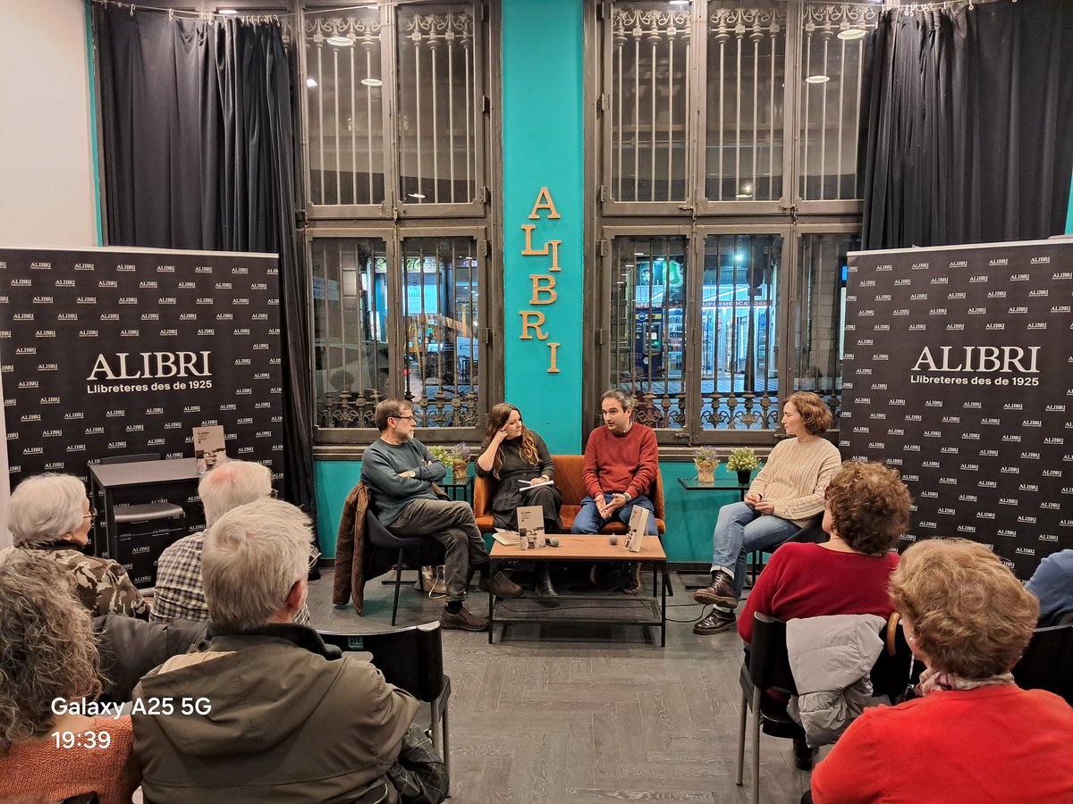 Presentació de "Exhumar en guerra. La investigación judicial y forense republicana de las muertes en la retaguardia (1936–1939)" de Miriam Saqqa Carazo, Oriol Dueñas Iturbe i Queralt Solé Barjau. Amb la participació de Carles Santacana. Enhorabona!