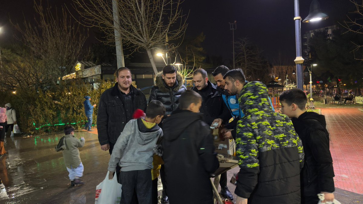AK Genç Mardin olarak,
Berat Kandili vesilesiyle Nuhoğlu Cami önünde hemşehrilerimizle bir araya gelerek kandil simidi ikramında bulunduk.
Bu müstesna gecenin; gönüllerimize huzur, şehrimize bereket, toplumumuza birlik ve kardeşlik getirmesini temenni ediyoruz.
🌙 Berat