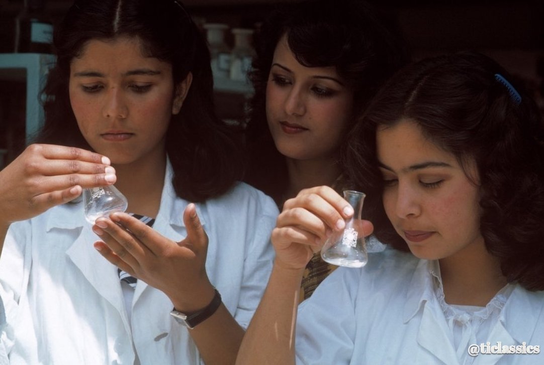 ticlassics's tweet image. Students at Kabul University during a chemistry class, Afghanistan, 1986.