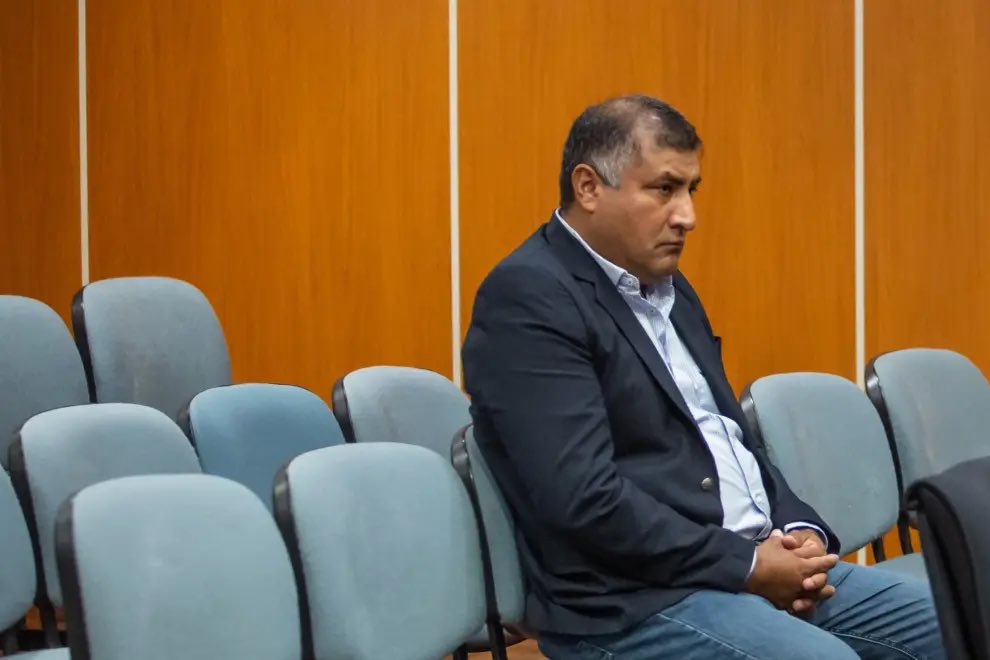 NADIE SE ANIMA
Se volvió a postergar el inicio del juicio contra el «Kila» Gonza que estaba previsto para hoy. El jueves se intentará, una vez más ,reanudar el juicio contra el exintendente y exconcejal de San Lorenzo, al que le renuncian todos los abogados.