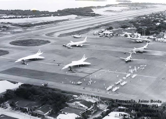 Dos aviones tipo Concorde de Air France en Cartagena de Indias el 20 de octubre de 1985 durante la visita del Presidente Francois Mitterrand 

Foto: Carlos Andrés Garzón Londoño que nos comparte <a href="/iShosholoza/">Sr. Mapache 🇨🇴</a>