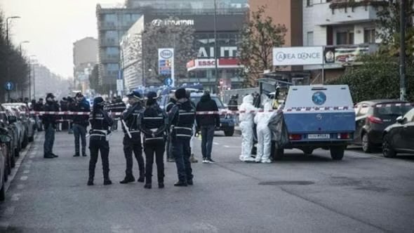 Ok.
Rubi una pistola.
Spari ai poliziotti.
Che reagiscono al fuoco e ti prendono.
Alla fine indagano quattro agenti per lesioni colpose.
Ma lo sapete dove ve ne dovete andare?
#Rogoredo
#polizia
#giustizia