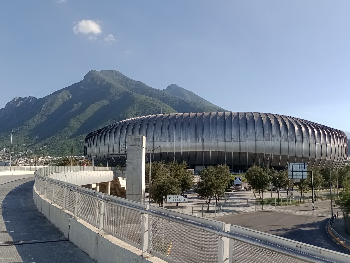 Estadio del Club de Futbol Monterrey y, al fondo, el Cerro de la Silla.