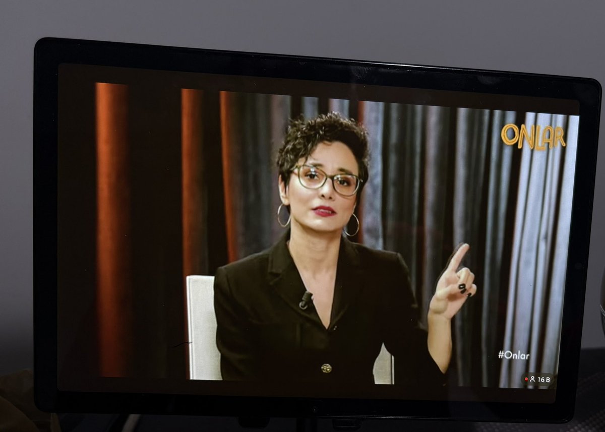 bicakcimerve's tweet photo. Onlar’ı izlerken Şule ile gözlüğümün aynı olduğunu fark ettim sonra aynaya baktım halka küpemi taktım, kırmızı rujumu sürdüm.  Saçımı şöyle kestirmek için aşırı bir gaza gelmiş durumdayım. 🤩 https://t.co/Z9V78IJeFn