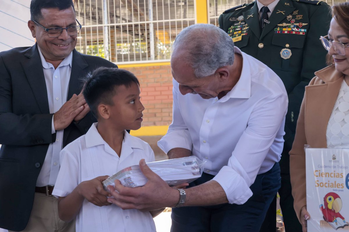 hnpresidencia's tweet photo. 𝗜𝗻𝗶𝗰𝗶𝗮 𝗲𝗹 𝗮𝗻̃𝗼 𝗲𝘀𝗰𝗼𝗹𝗮𝗿 𝘆 𝗰𝗼𝗺𝗶𝗲𝗻𝘇𝗮 𝗹𝗮 𝗲𝗻𝘁𝗿𝗲𝗴𝗮 𝗱𝗲 𝘁𝗲𝘅𝘁𝗼𝘀 𝗲𝗱𝘂𝗰𝗮𝘁𝗶𝘃𝗼𝘀

Libros a color, de hasta 300 páginas, impresos en Honduras, que forman parte de un total de 10 millones de textos destinados a 1 millón 720 mil estudiantes. https://t.co/NdUzEiZkAL