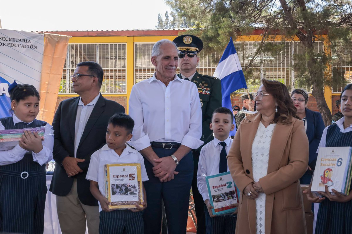 hnpresidencia's tweet photo. 𝗜𝗻𝗶𝗰𝗶𝗮 𝗲𝗹 𝗮𝗻̃𝗼 𝗲𝘀𝗰𝗼𝗹𝗮𝗿 𝘆 𝗰𝗼𝗺𝗶𝗲𝗻𝘇𝗮 𝗹𝗮 𝗲𝗻𝘁𝗿𝗲𝗴𝗮 𝗱𝗲 𝘁𝗲𝘅𝘁𝗼𝘀 𝗲𝗱𝘂𝗰𝗮𝘁𝗶𝘃𝗼𝘀

Libros a color, de hasta 300 páginas, impresos en Honduras, que forman parte de un total de 10 millones de textos destinados a 1 millón 720 mil estudiantes. https://t.co/NdUzEiZkAL