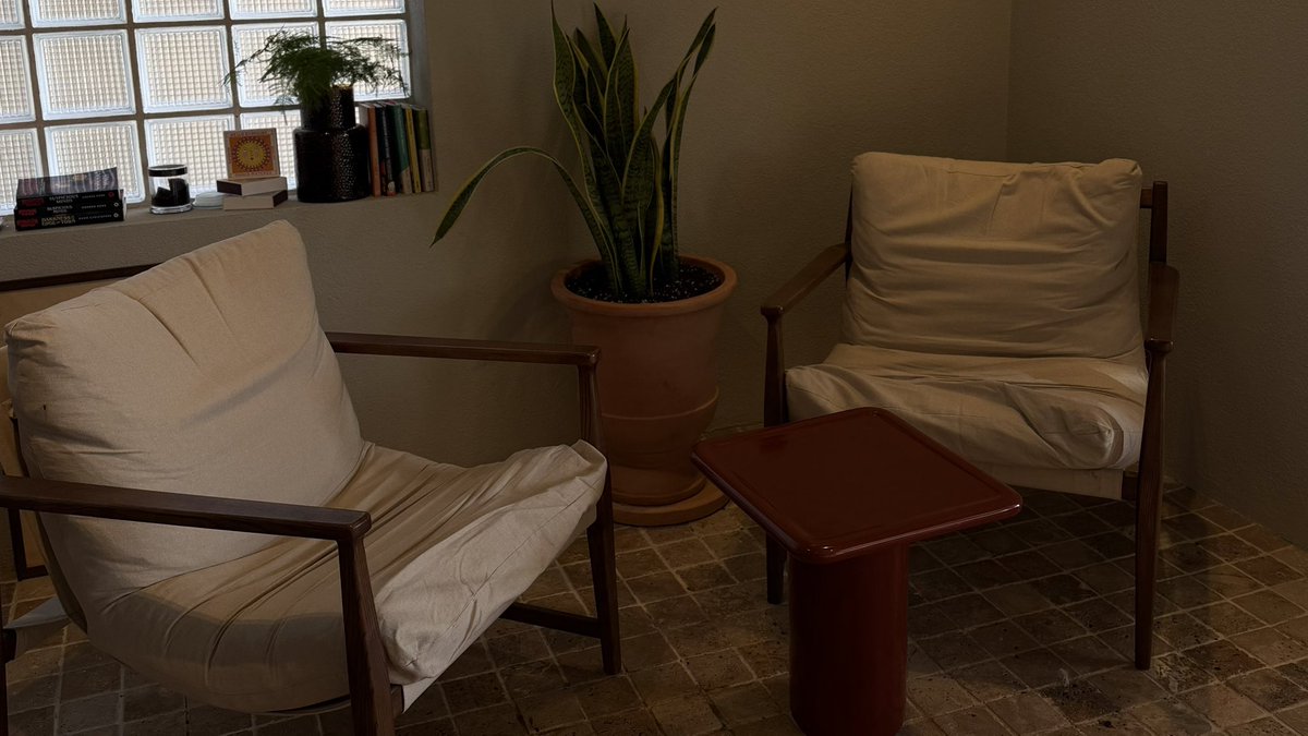 « إنّ الإنسان إذا جالس من يعشقه في مكان ، أحبَّ ذلك المكان فالمقرون بـ اللذيذ لذيذ ، والمقرون بـ المكروه مكروه » 
- أبو حامد الغزالي

وناصر مناحي يقول :
" نسيت اللقا والحب ولا نسيت تحس !
أداريك حتى من ملامي .. على جرحك

عليك الكرامه واقفه والشعور يعس
وأماكن لقانا كلها ملح .. من