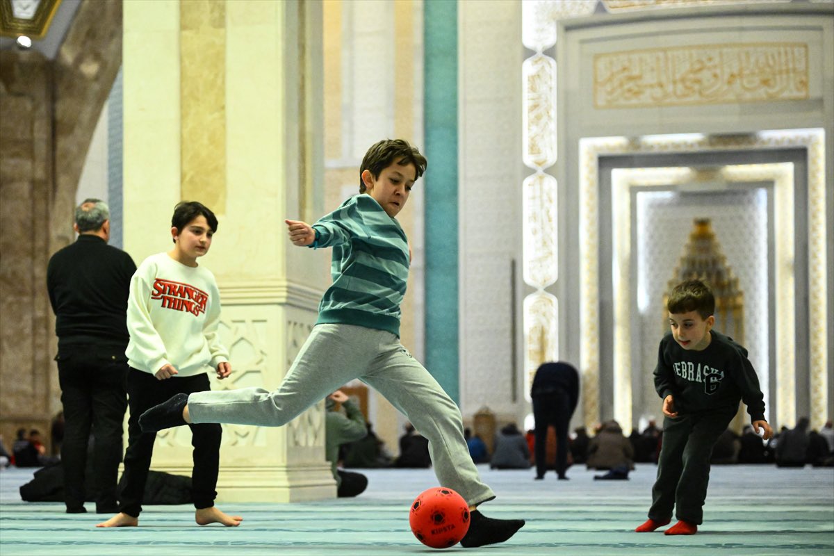 Fotoya bak FİFA. PES kapak fotosu gibi çıkmış oğlan.