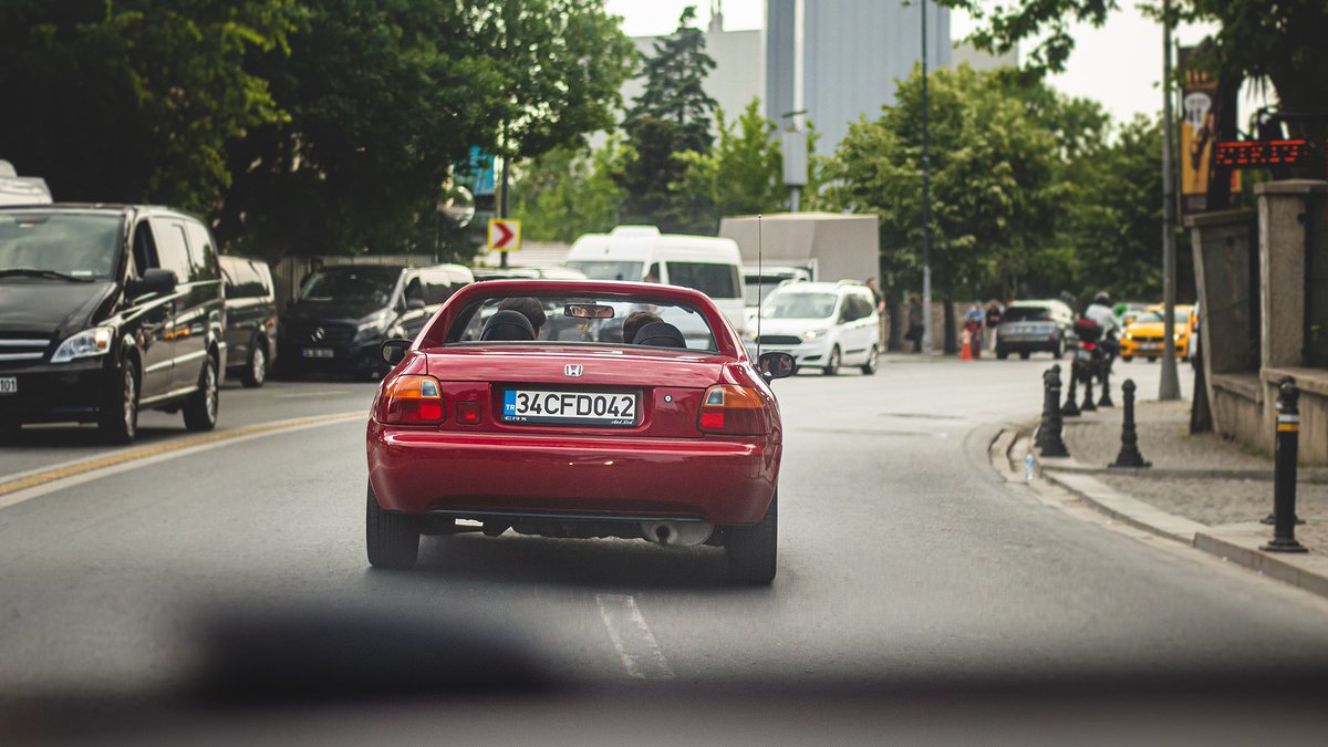 Boğaziçi'nde 90'lar otomobilinle gezmek güzeldir. Boğaziçi'nde orjinal 90'lar bir otomobile denk gelip pespeşe gitmek daha güzeldir.