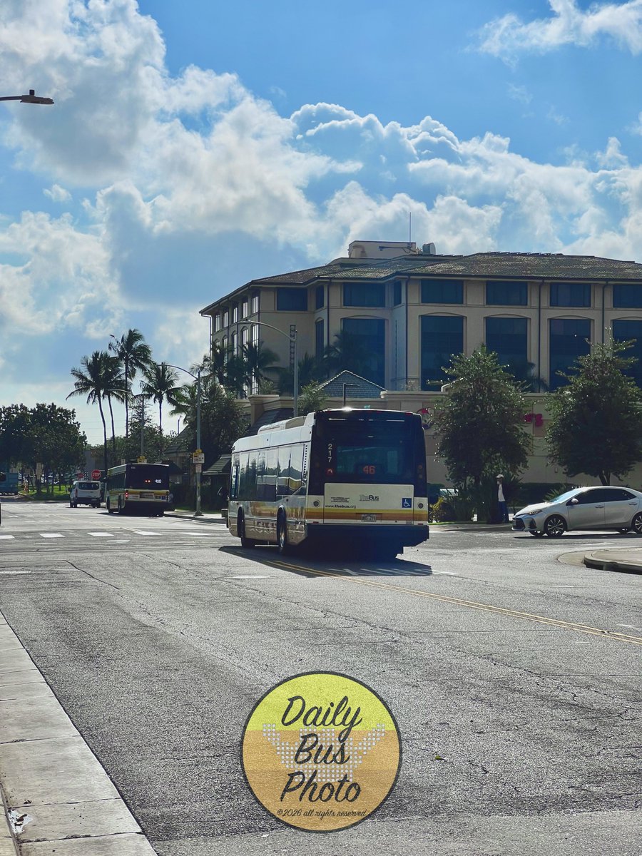 DailyBusPhoto's tweet photo. TheBus Route 46 - Kapolei Commons (Unit 217) approaching the Kapolei Transit Center - Stop 1.

#Photograghy #PublicTransit #TheBus #HOLOWithUs #Transit #Bus #BusSpotting #NovaBus #LFS #Hawaii #Honolulu #Oahu https://t.co/eoWppuRkt0