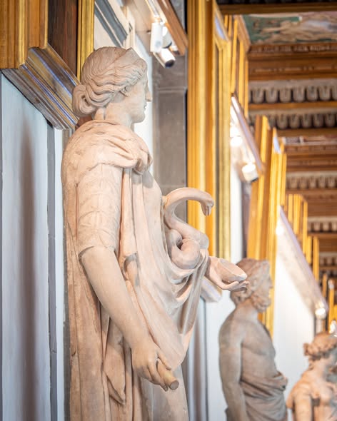 Igea era nell’antica #Grecia la dea protettrice della salute e – come suggerisce il nome stesso – dell’igiene, ambiti che ben si confacevano alla figlia del dio della medicina Asclepio, con il quale condivide il simbolo: il serpente.
#Uffizi
📷uffizi.it/opere/igea