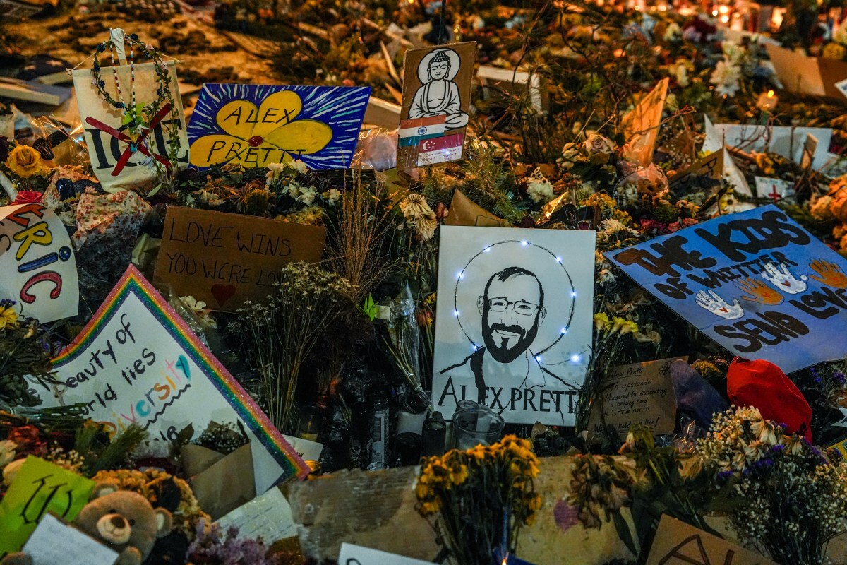 unumihaimedia's tweet image. 🚨 Tragic news: Alex Pretti, a 37-year-old medical assistant, was shot and killed by federal agents in Minneapolis, ruled a homicide. 😢 Public trust in authorities is wavering, sparking calls for police reform. A need for accountability is urgent! ✊ #JusticeForPretti #PoliceR…