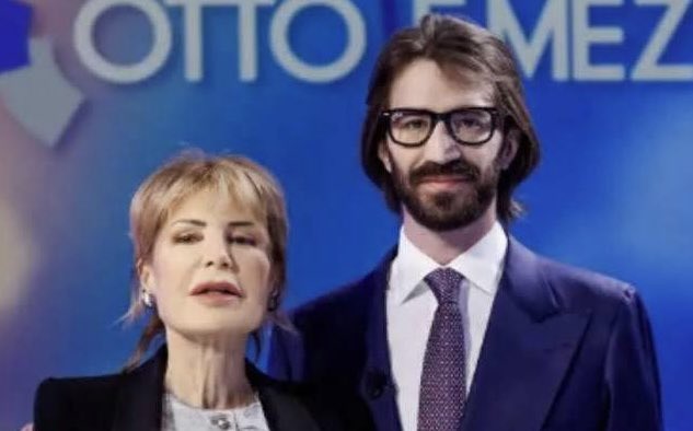LeonhardHahn's tweet photo. «Ho cercato in rete l’intervista di Leonardo Maria Del Vecchio da Lilli Gruber con una curiosità alimentata dal rumore di fondo della mia bolla social. 

A leggere i commenti sembrava che in TV fosse apparso un incrocio tra un oligarca distratto e un militante d’altri tempi, un ragazzo baciato dalla fortuna ma privo di neuroni. Un esercizio di bullismo social che dovrebbe preoccuparmi ma che in realtà non mi sorprende. 

Faccio il giornalista da trent’anni e forse sono io che non ho imparato il mestiere, ma dopo averlo ascoltato lo sconforto che ho provato non era per lui, ma per noi.

Le colpe di questo trentunenne, agli occhi del tribunale permanente dei social e dei salotti "giusti", sono in realtà le verità più banali che nessuno ha più il coraggio di dire. 

Del Vecchio ha ammesso di aver votato per Renzi quando sembrava il futuro e per Giorgia Meloni oggi. 

In pratica, ha fatto esattamente quello che fa la stragrande maggioranza degli italiani che ancora si disturba ad andare alle urne: cerca qualcuno che governi, senza legarsi a vita a una bandiera. 

Eppure, in questo tempo malato, la fluidità elettorale di un imprenditore viene letta come un tradimento o, peggio, come una prova di fascismo latente.

C’è stata poi l’indignazione perché ha riconosciuto alla Meloni un merito oggettivo, che persino gli osservatori internazionali più critici ammettono: la stabilità. 

Dire che un governo di legislatura è un bene per il sistema-Paese non è un endorsement ideologico, è una constatazione pragmatica di chi deve pianificare investimenti. 

Ma nel manicheismo fighetto di oggi, se non sputi sul nemico di turno, allora sei suo complice.

Lo stesso vale per Trump. Del Vecchio non ha fatto il tifo, ha fatto un’analisi: se l’Europa viene presa a schiaffi a suon di dazi e sberleffi, la colpa è anzitutto di un’Unione che rimane un’accozzaglia di piccoli Stati irrilevanti e rissosi. 

È una lettura saggia, quasi scontata per chi guarda al mercato globale, eppure è stata accolta come un’eresia. 

Persino sulla sua idea di media company, l’accusa è stata quella di voler mercificare il pluralismo. Come se fosse meglio il modello attuale, dove i giornali spesso sopravvivono grazie a equilibri di potere opachi invece di provare a stare in piedi come aziende vere, capaci di parlare a tutti per scelta di mercato e non solo per dovere etico.

In tutta questa vicenda vedo il solito mix di invidia sociale e ipocrisia. Mi ha stupito il coraggio di questo ragazzo che, unico tra sei eredi, ha scelto di non nascondersi su uno yacht o in un ufficio schermato a Londra. 

Si è esposto, pur non avendo la dialettica velenosa o la malizia necessaria per maneggiare le domande-trappola dell’informazione mainstream. 

È rimasto nudo davanti alle telecamere, con i suoi trent'anni e la sua voglia di costruirsi un ruolo in un Paese scombinato che sembra odiare chiunque provi a fare qualcosa invece di limitarsi a ereditare in silenzio. 

Le cose che mi indignano quotidianamente sono altre, non certo un giovane uomo che prova a parlare di futuro senza usare il filtro del politicamente corretto.»

(Anthony Muroni)

https://t.co/qjJejjkhnA