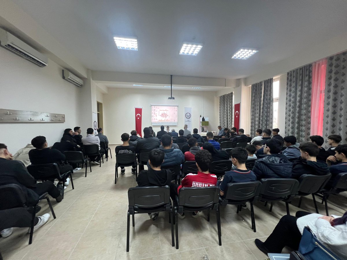 Okulumuzda Berat Kandili programını İlçe Müftülüğü valizleri ve hocalarımızla birlikte gerçekleştirdik. Öğrencilerimize Berat kandilinin önemi, anlamı ve bu gecede yapılması gereken ibadetler hakkında bilgiler verildi.