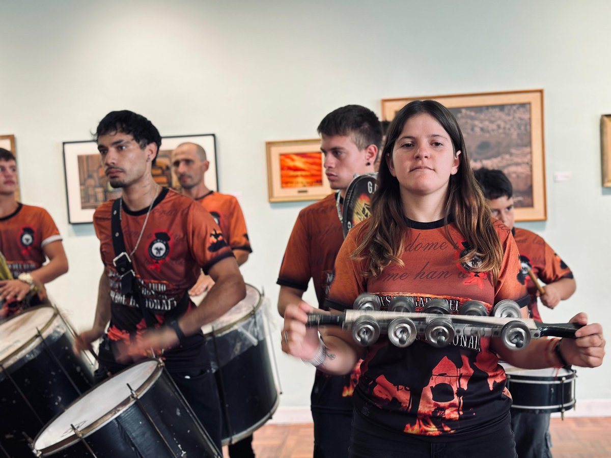 Hoy en el MAVEA se lanzó oficialmente el Carnaval 2026, con la presencia de la Sec Gral <a href="/FloridaIDF/">Intendencia de Florida</a> <a href="/tartagliaestefa/">Estefania Tartaglia</a>  la Dir. de Cultura <a href="/adeladubra/">Adela Dubra</a> y equipo.
El cierre fue con alegría, color y ritmo junto a la Escola de Samba Complejo Do Samba. 🎭🥁
<a href="/PajaroEnciso/">Carlos Enciso Christiansen</a>