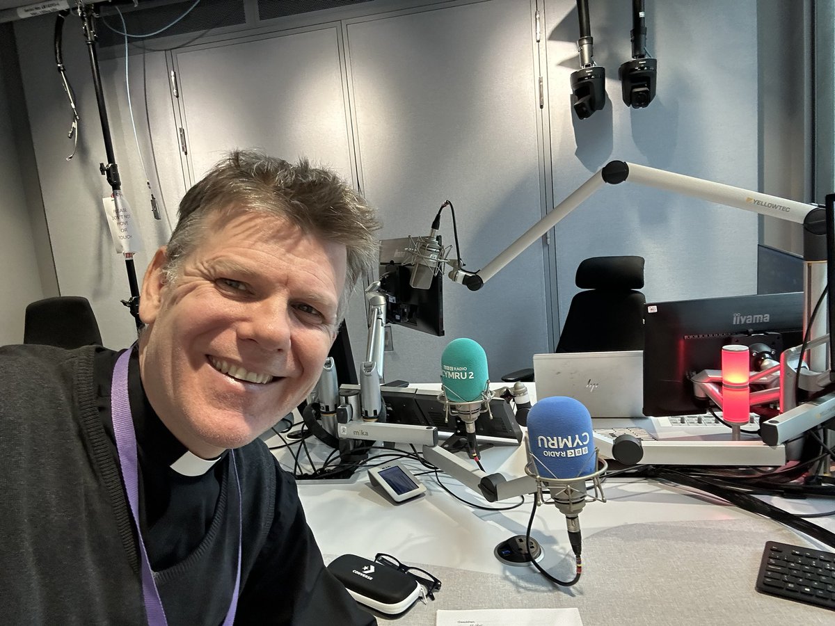 trystan_hughes's tweet photo. Recorded a service on themes in my new book “To Hell’s Mouth and Back” for BBC Radio Cymru this morning.

Nes i recordio oedfa ar themâu yn fy llyfr newydd “Trwy’r Anialwch” y bore ma i BBC Radio Cymru. Mi fydd o’n cael ei ddarlledu Dydd Sul yma ac wedyn ar gael ar BBC Sounds. https://t.co/8Y7hgEBQXa