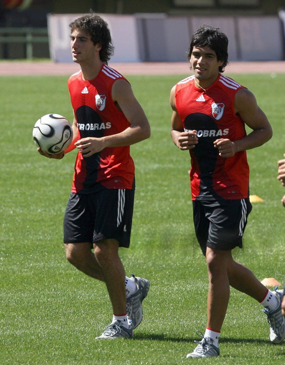 FutbolRetroAr's tweet photo. Gonzalo Higuain y Radamel Falcao, año 2006. https://t.co/pDgcgOIxn7