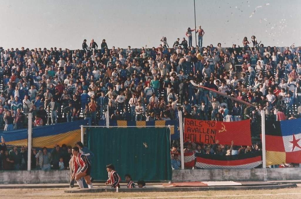 La gente de Chacarita con varios trapos del mundial 1986.