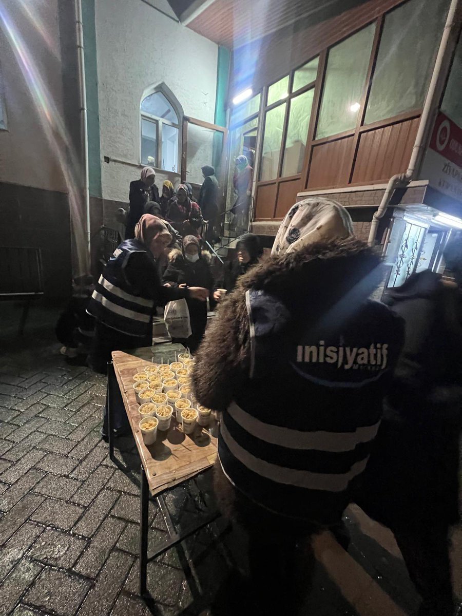 Eskişehir'de, #BeratKandili vesilesiyle Merkez Ziya Paşa Camii’nde irmik helvası dağıttık ve vatandaşlarımızın kandillerini kutladık.

Kandilimiz mübarek olsun ve milletçe nice kandilleri birlik, beraberlik içerisinde idrak edebilmemizi nasip eylesin.

Bu topraklarda;