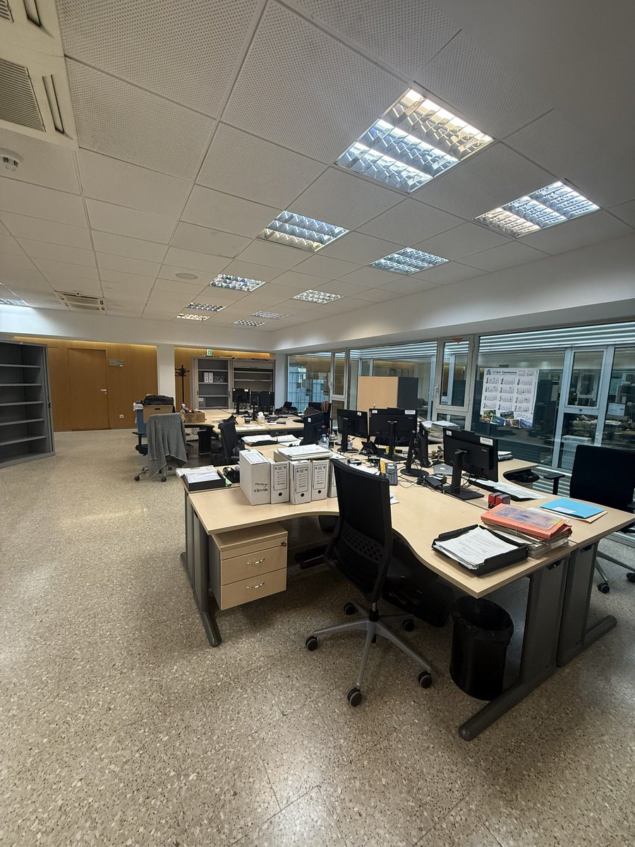 Actualización de mi nuevo Juzgado tras la implantación de los Tribunales de Instancia:

- Llego hoy a trabajar y me encuentro esto. Ni rastro de los funcionarios. He tenido que ir pasillo por pasillo buscando a los que ahora llevan mis números.

Si quiero entregar un expediente