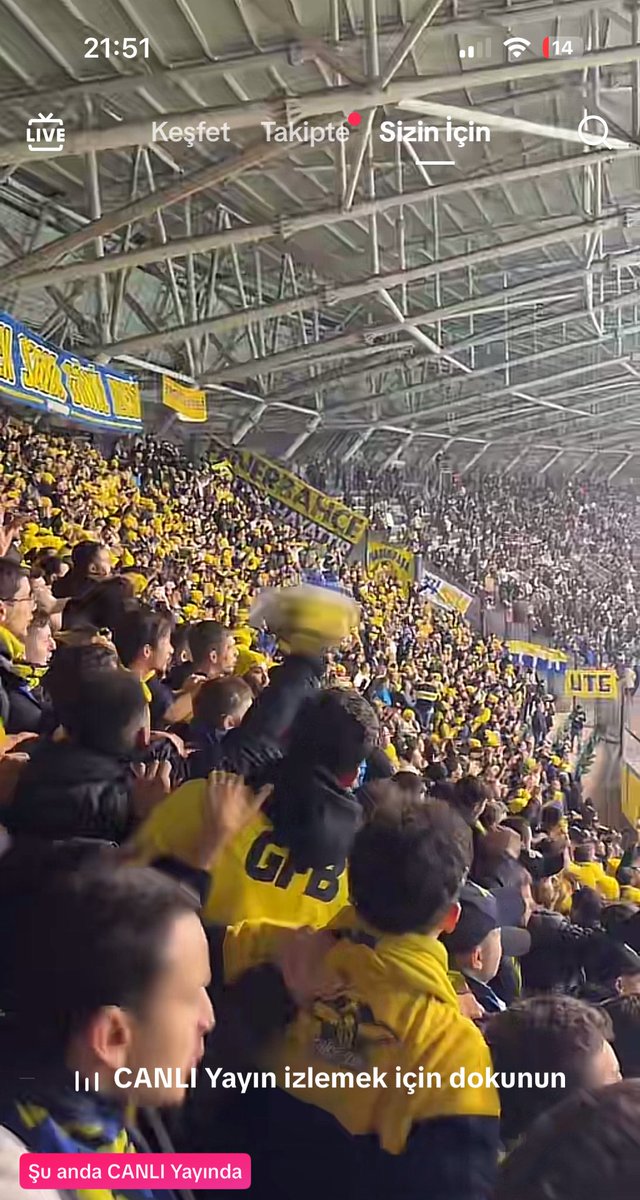 Şöyle efsane bi tribün var ve tiktoktan canlı yayın açıyorlar sinirden elim ayağım titriyor yeminle