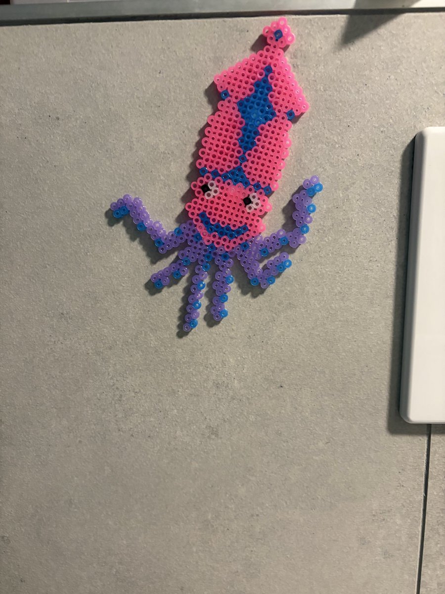 Habe heute Abend mit der Miniqualle Bügelperlen gelegt und dann hat jede ein Mandala angemalt. Fühle mich etwas entspannter und an unserem Klo wohnt jetzt ein Tintenfisch