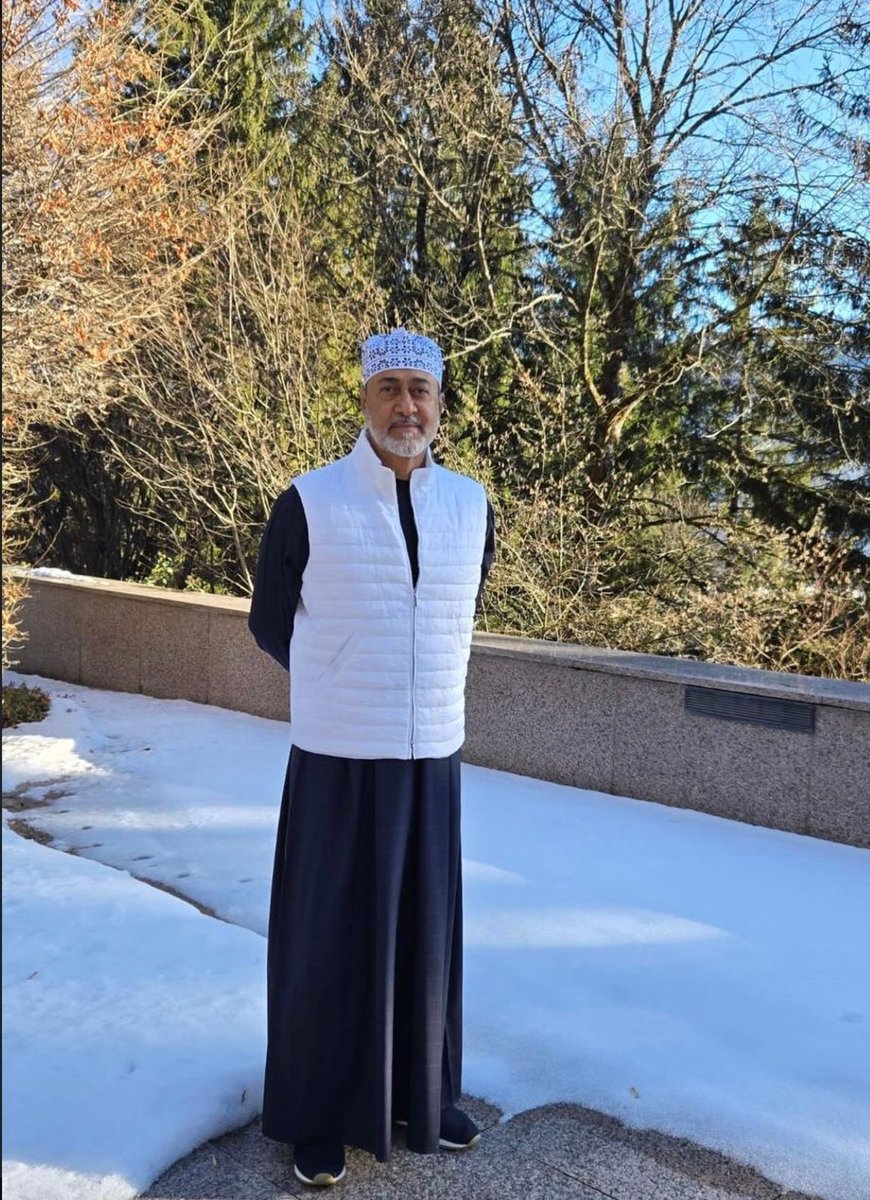 يا هيثمَ المجدِ يا سيفاً به انتصرتْ ... 
عُمانُ إذ قُدتَها في نهضةِ الأممِ
عزمٌ وحزمٌ وحكمٌ راشدٌ نَجَدتْ ... 
به البلادُ وعاش الشعبُ في نعمِ
 #السلطان_هيثم_بن_طارق