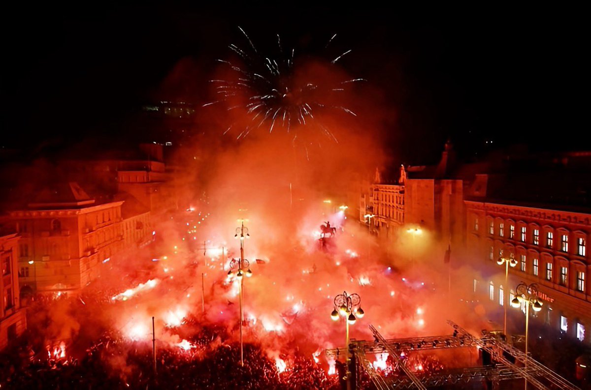 Deana_HR's tweet image. Thrilled fans in Zagreb waving flags, cheering under fireworks, are celebrating the bronze medal of the Croatian team won at the European Handball Championship in Denmark with highlights of the team’s decisive plays on a big screen.