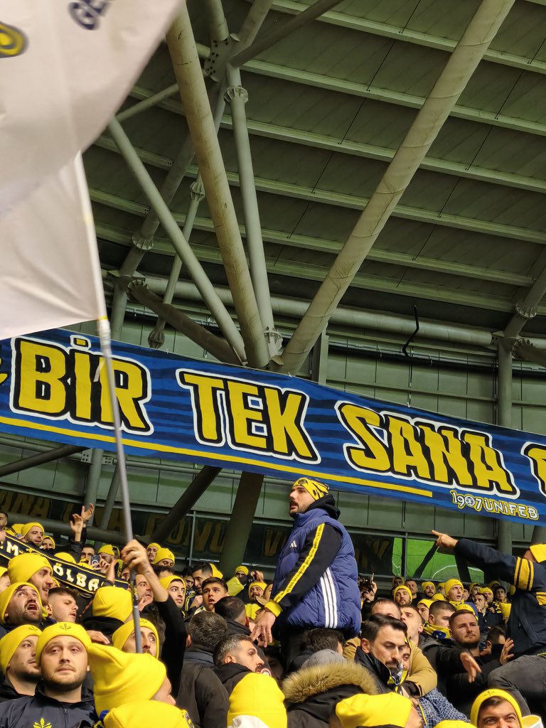 yasarybb's tweet photo. Fenerbahçe deplasman tribünü = 2010 ların iç saha tribünü gibi👏👏👏 #KOCvFB https://t.co/JRg6vWT2fP