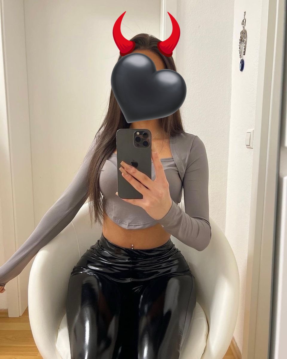 herrinmia05's tweet photo. Ihr kleinen Loser starrt mich an als hättet ihr je eine Chance. Wer mir Geld schickt dann bekommt vielleicht etwas mehr von mir. Dafür der Rest darf weiter dumm gucken.🐕😈🖤 https://t.co/vLmhEvsEC8