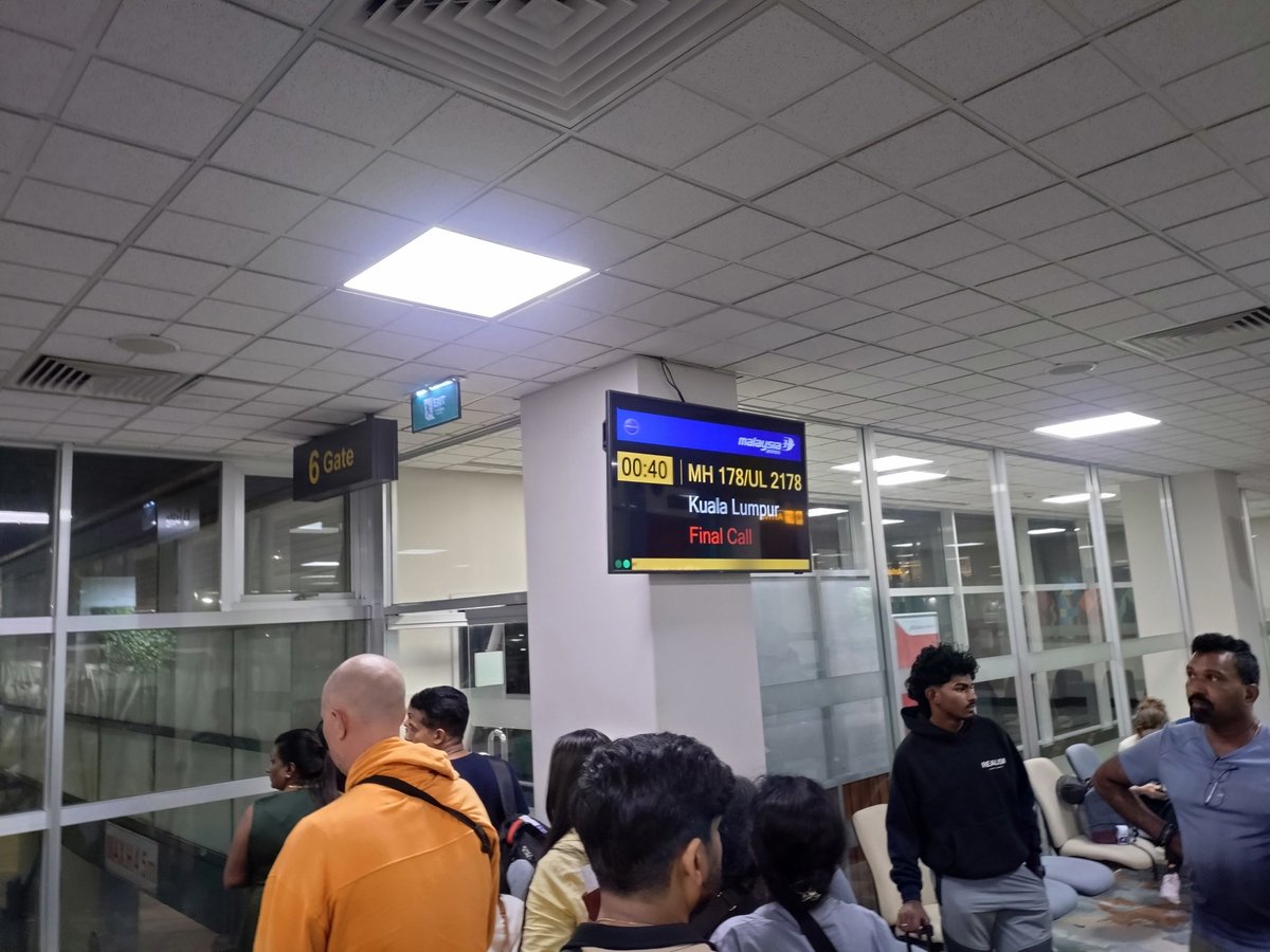 ちなみにこのバンダラナイケ空港、ハブ空港でもないくせに搭乗前保安検査システムだったりする。 Delaysia Airlines(ダメーシア航空 ...