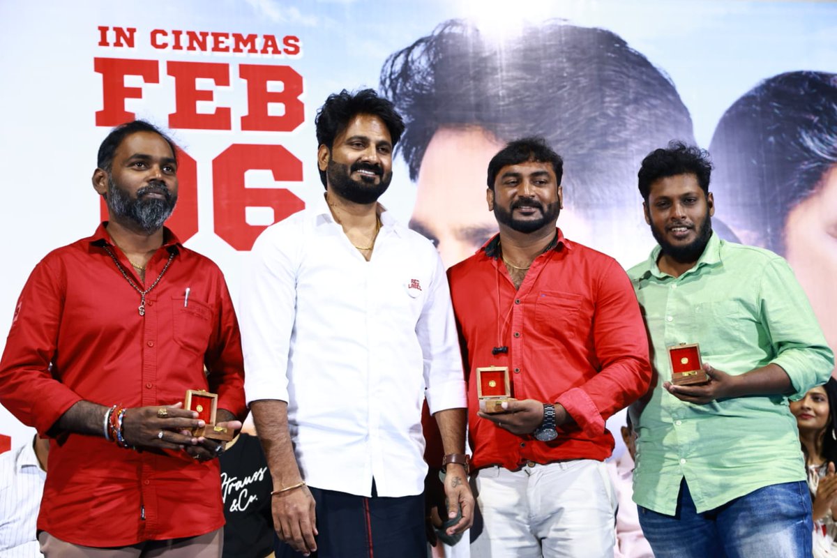 kayaldevaraj's tweet photo. நேற்று நடந்த 'ரெட் லேபில்' என்ற படத்தின் பிரஸ்மீட்டில், படத்தின் புரமோஷனுக்காக சிறப்பாகப் பணியாற்றிய பிஆர்ஓக்கள் ஸ்ரீதர் ராஜூ, உதய், ஹரிபாபு ஆகியோருக்கு இப்படத்தின் ஹீரோ மற்றும் தயாரிப்பாளர் லெனின் தங்க நாணயம் வழங்கி சிறப்பித்தார்.
#GoldCoin #RedLable https://t.co/YoQToMTzfY
