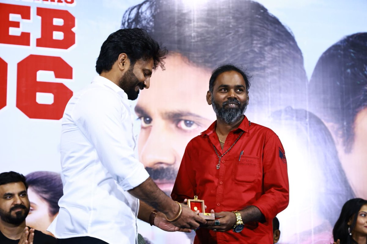 kayaldevaraj's tweet photo. நேற்று நடந்த 'ரெட் லேபில்' என்ற படத்தின் பிரஸ்மீட்டில், படத்தின் புரமோஷனுக்காக சிறப்பாகப் பணியாற்றிய பிஆர்ஓக்கள் ஸ்ரீதர் ராஜூ, உதய், ஹரிபாபு ஆகியோருக்கு இப்படத்தின் ஹீரோ மற்றும் தயாரிப்பாளர் லெனின் தங்க நாணயம் வழங்கி சிறப்பித்தார்.
#GoldCoin #RedLable https://t.co/YoQToMTzfY