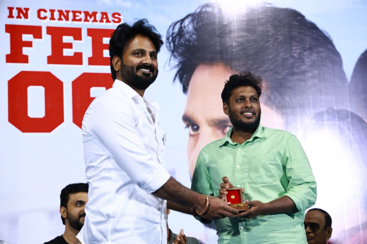 kayaldevaraj's tweet photo. நேற்று நடந்த 'ரெட் லேபில்' என்ற படத்தின் பிரஸ்மீட்டில், படத்தின் புரமோஷனுக்காக சிறப்பாகப் பணியாற்றிய பிஆர்ஓக்கள் ஸ்ரீதர் ராஜூ, உதய், ஹரிபாபு ஆகியோருக்கு இப்படத்தின் ஹீரோ மற்றும் தயாரிப்பாளர் லெனின் தங்க நாணயம் வழங்கி சிறப்பித்தார்.
#GoldCoin #RedLable https://t.co/YoQToMTzfY