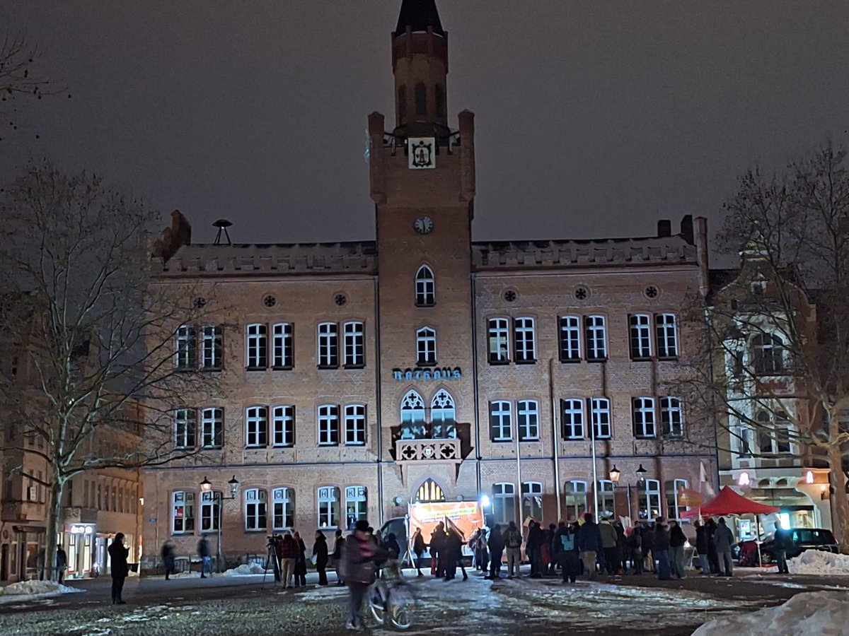 Die "breite Zivilgesellschaft" aus #SPD, #Linken, #Grünen, #Antifa, Gewerkschaften, linken Vereinen, Netzwerken und NGOs demonstrieren in überschaubaren Umfang in #Bitterfeld auf dem Marktplatz. 
Steht morgen in der MZ wieder etwas von 350 Teilnehmern statt 35?

#WirSindMehr #AfD