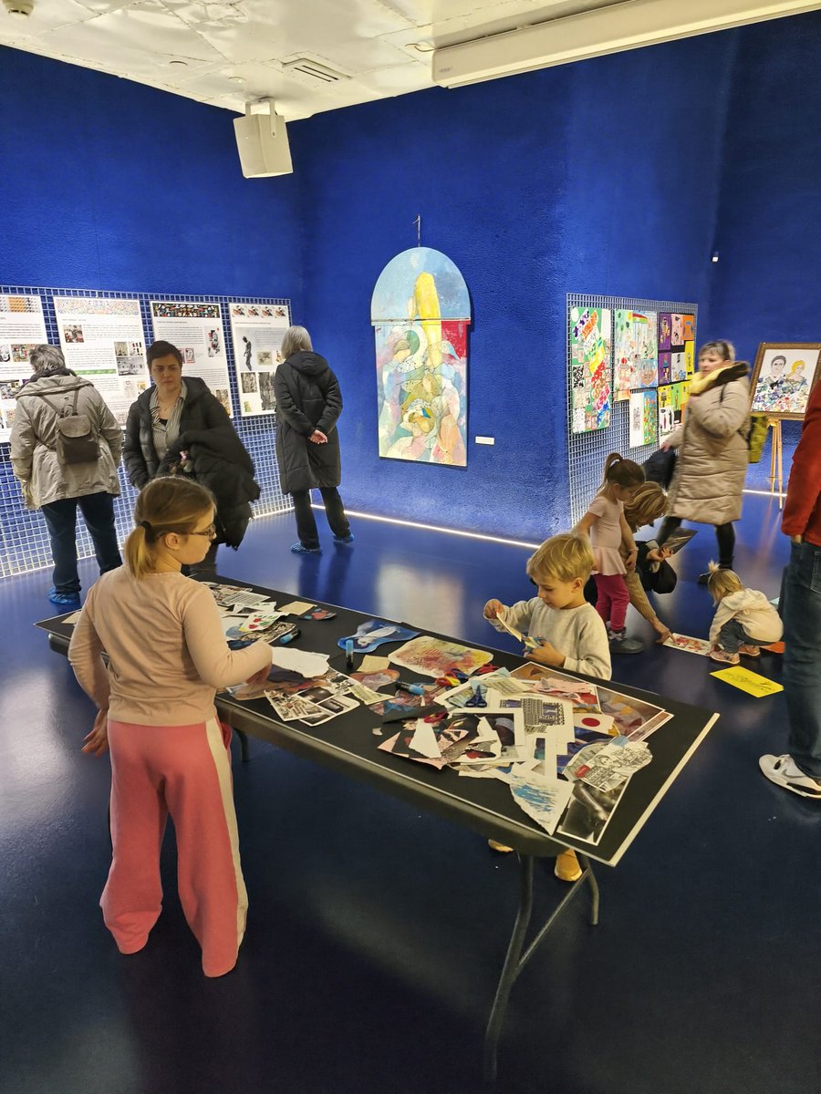 mapoxyomenos's tweet image. Another batch of photos from Friday’s Museum Night and the exhibition “Assembled Worlds – The Art of Collage”! Our youngest visitors especially enjoyed it, creating their own collages. The exhibition offers a short panorama of the history and subgenres of collage. Open until Feb7