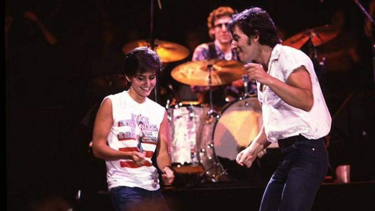 blognaointendo's tweet photo. O verdadeiro efeito borboleta:

> Seja uma pessoa desconhecida, fã do Bruce Springsteen, esteja no show dele na grade.
> Bruce te chama pro palco achando que você é um garoto. 
> Ele te chama pro palco e lá em cima vocês começam a dançar "Dancing in the dark".
> Bruce gosta tanto de você, que diz que a cena daquela interação vai ser o clipe, nisso a produção entra em contato contigo para gravar outras cenas e fazer o clipe oficial da música.
> Fique famosa do dia pra noite. 
> Se torne uma subcelebridade americana.
> Faz uns filmes e trabalhos de baixo orçamento que ninguém nunca viu. 
> Anos depois participa de um teste e passa para ser protagonista de uma série aí, uma tal de Friends.
> Se torne bilionária com o sucesso da série e uma das personalidades mais famosas do mundo.

Courtney Cox você sabe que venceu.