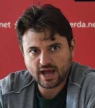 Este es Grabois, fue denunciado por el gobierno de Jorge Macri por negociados con comedores fantasma y muertos anotados como beneficiarios. Tiene que perder los fueros y ser imputado por la justicia. Delincuente.