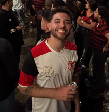 sinistraufac's tweet photo. ROMAYANO - ARCREBIANO BBB21 
É um hétero top q foi configurado errado. Ele tem a pose de quem domina a festa, mas na primeira DR mais séria ele já quer pedir o VAR ou ir embora pra casa da mãe. É o "macho alfa" q buga quando encontra uma mulher c a personalidade +forte que a dele.