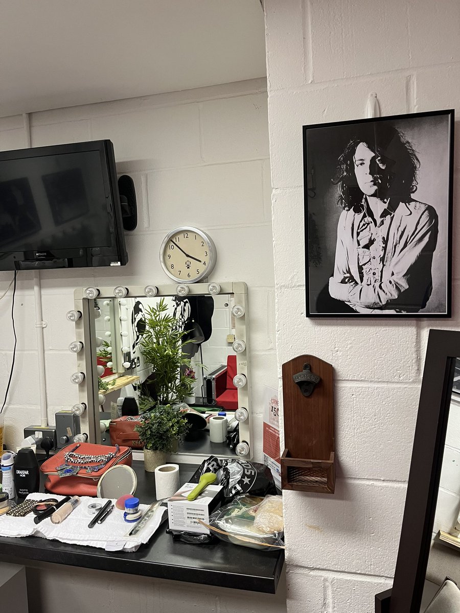 TRextasyBand's tweet photo. Some of the most individual dressing rooms are in the Cambridge Corn Exchange. This was mine yesterday in dressing rooms No.1. The outside spaces show details of many who have played there. Brilliant. #cambridge @CambridgeCornEx #trextasy #uk https://t.co/5RFNtDNTt7