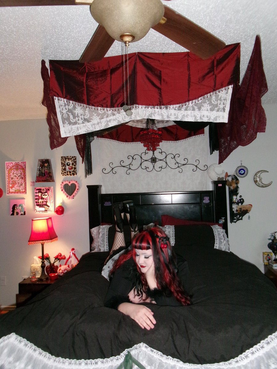 cherryspitzx's tweet photo. turned 23 on saturday <3 🥀🦢🕯️🎂 https://t.co/IdnzWDjPHo