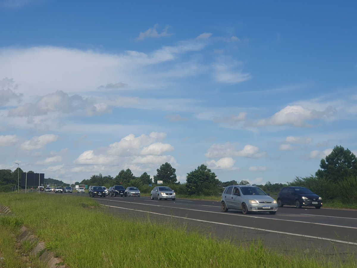 iantambara's tweet photo. Segue aumentando o movimento na freeway no retorno do litoral

Fluxo agora estabilizou em cerca de 70 veículos por minuto nas duas praças de pedágio 

Mesmo assim a rodovia segue sem pontos de lentidão @gzhdigital https://t.co/pi5LGTrtcL