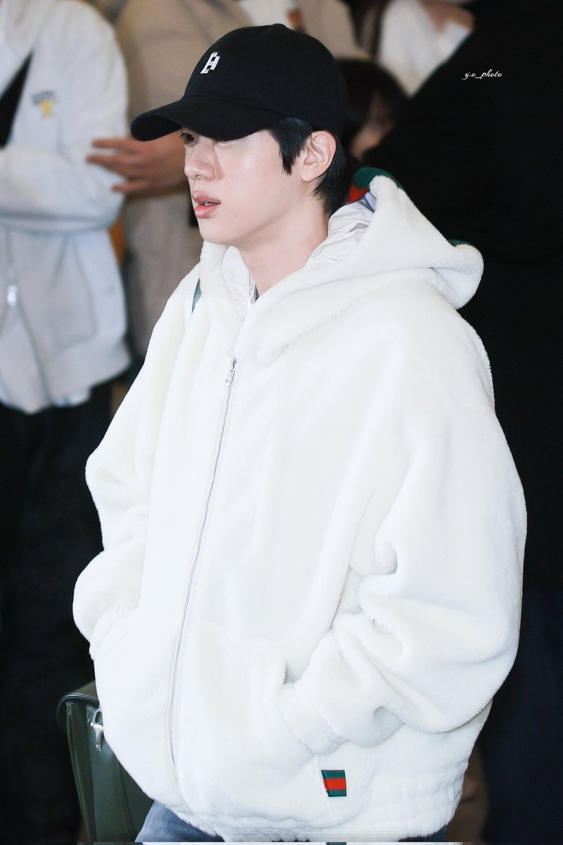 seokjin_updates's tweet image. PRINCE CHARMING OMFGGG