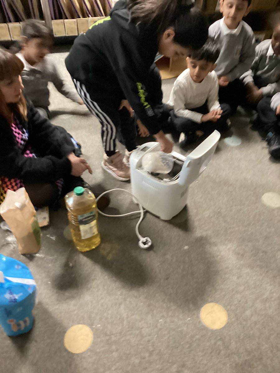 MrsGriffiths7's tweet image. We started our learning on the little red hen today and what better way to do it, then to make some delicious bread!!! 🐓🍞 #eyfs #redhen #breadmaking