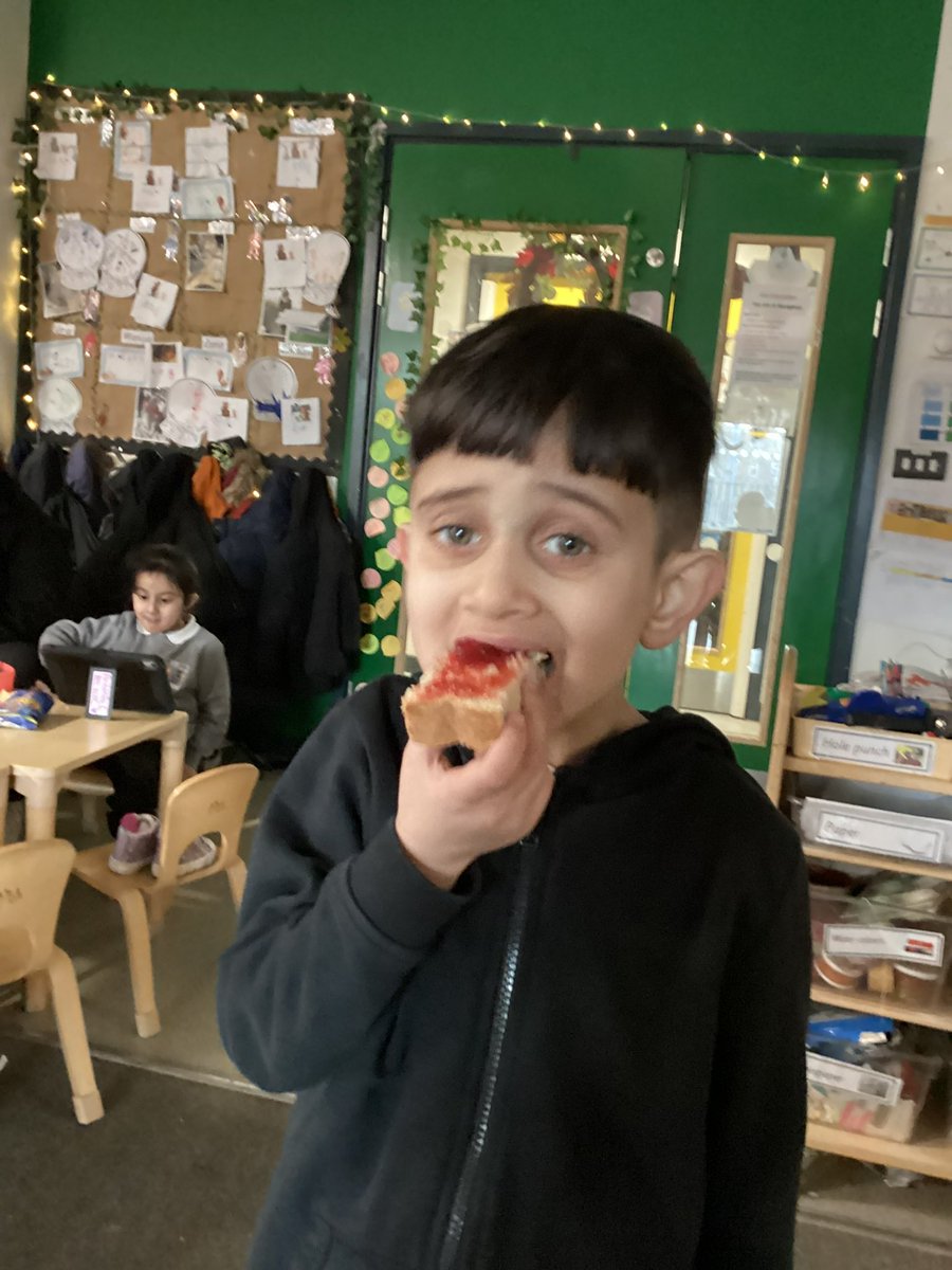 MrsGriffiths7's tweet image. We started our learning on the little red hen today and what better way to do it, then to make some delicious bread!!! 🐓🍞 #eyfs #redhen #breadmaking