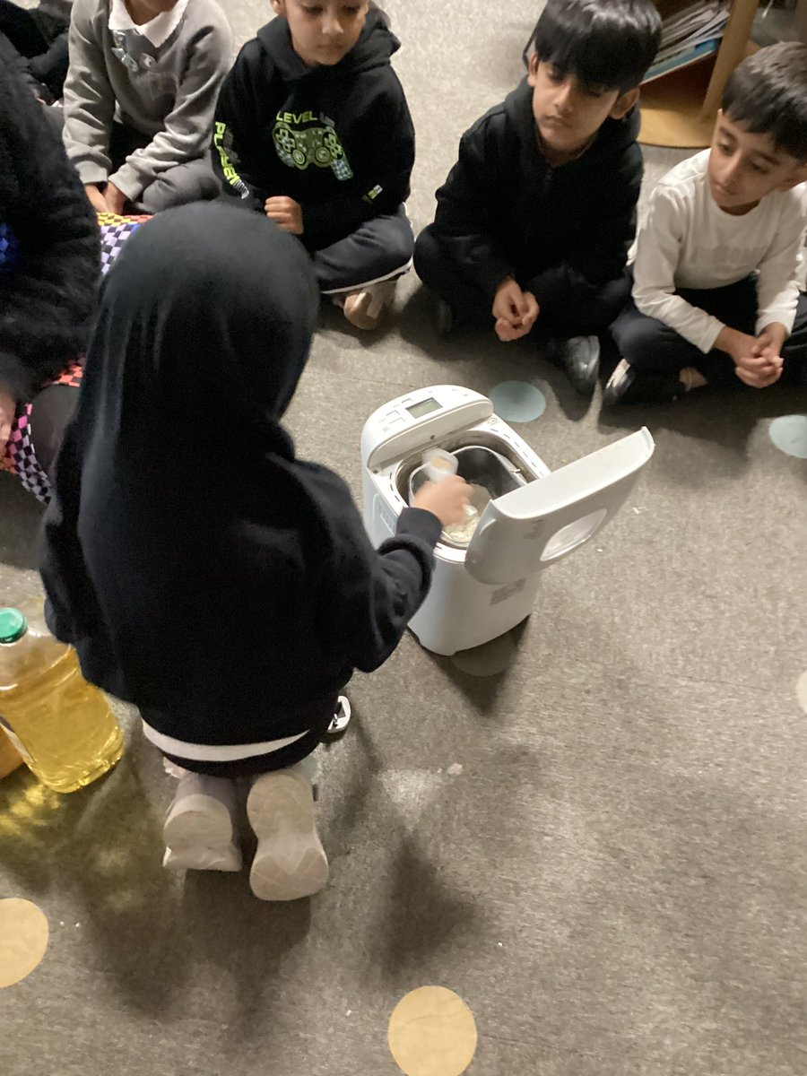 MrsGriffiths7's tweet image. We started our learning on the little red hen today and what better way to do it, then to make some delicious bread!!! 🐓🍞 #eyfs #redhen #breadmaking